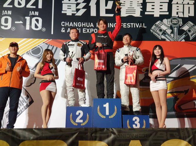 林冠丞選手(右邊第三位)頒獎照